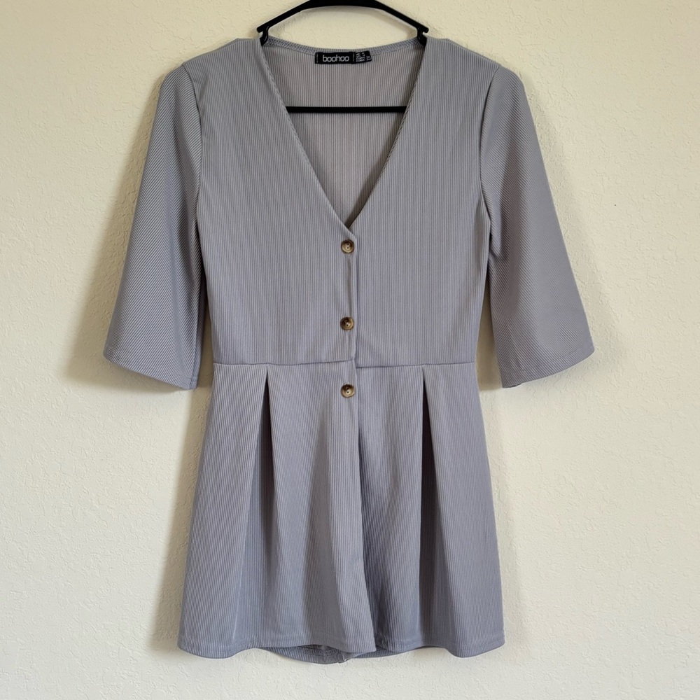 Boohoo Women’s Gray Romper. Size 4